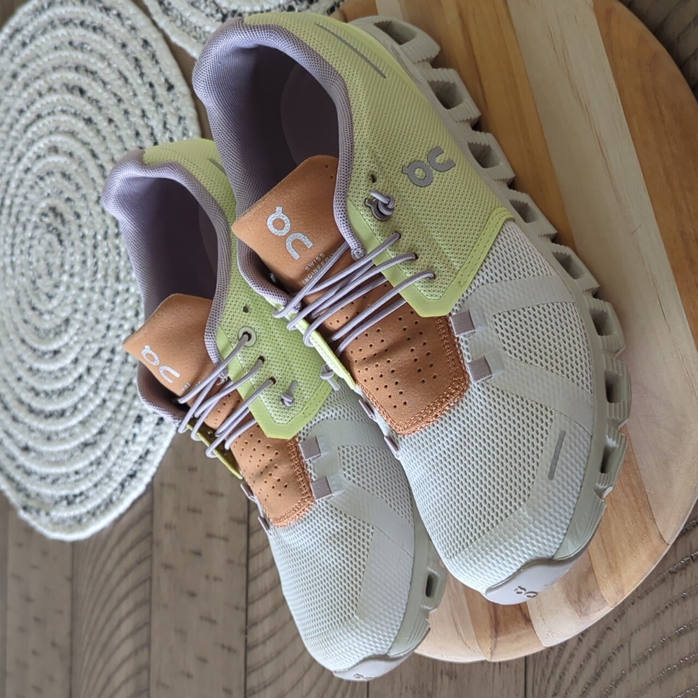 On Cloud 5 (Hay/Ice) Women's Shoes , SIze 9.5 Barely Worn